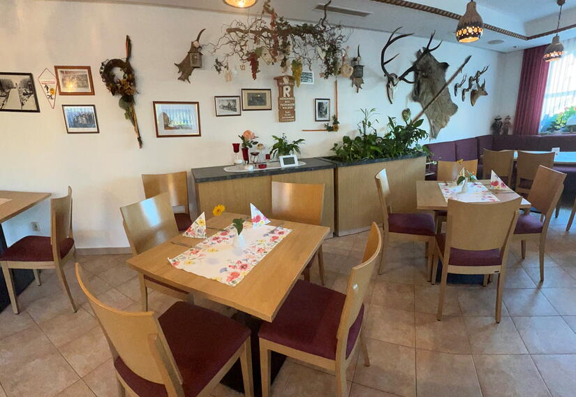 Gastraum im Hotel Berggarten mit Tischen und Stühlen