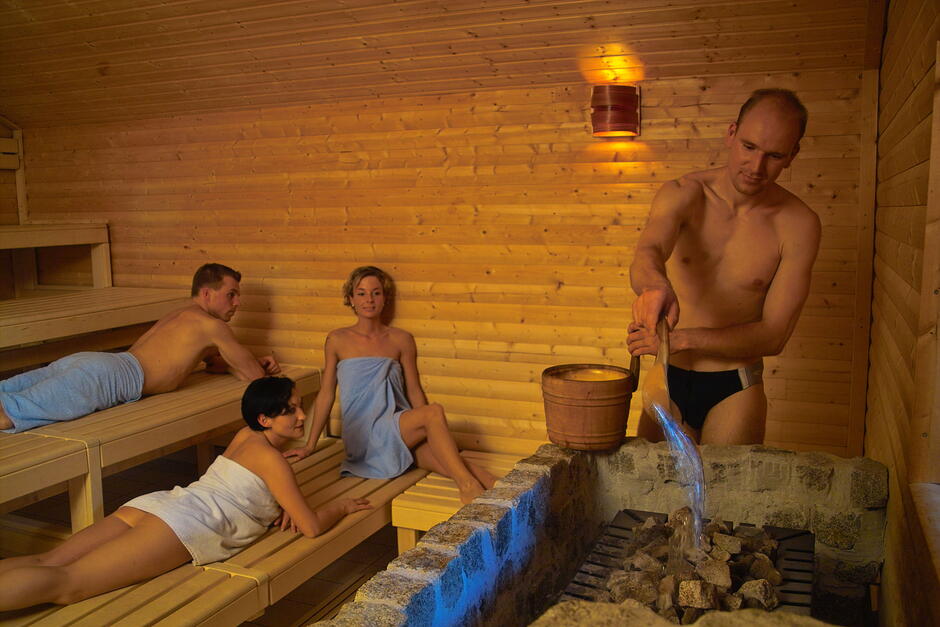 Sauna innen mit Badegästen bei Aufguss