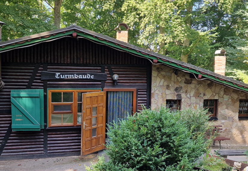Blick auf die  Turmbaude im Hintergrund Wald
