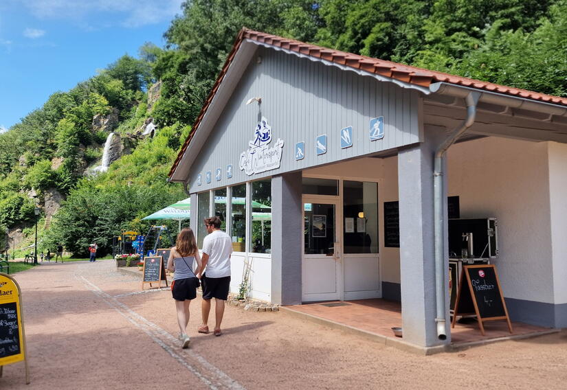Eingangsbereich Café Wintersport mit Blick zum Trusetaler Wasserfall