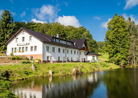 Hotel mit Teich und Wald