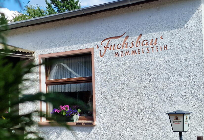 Eingang mit Schriftzug Fuchsbau Mommelstein