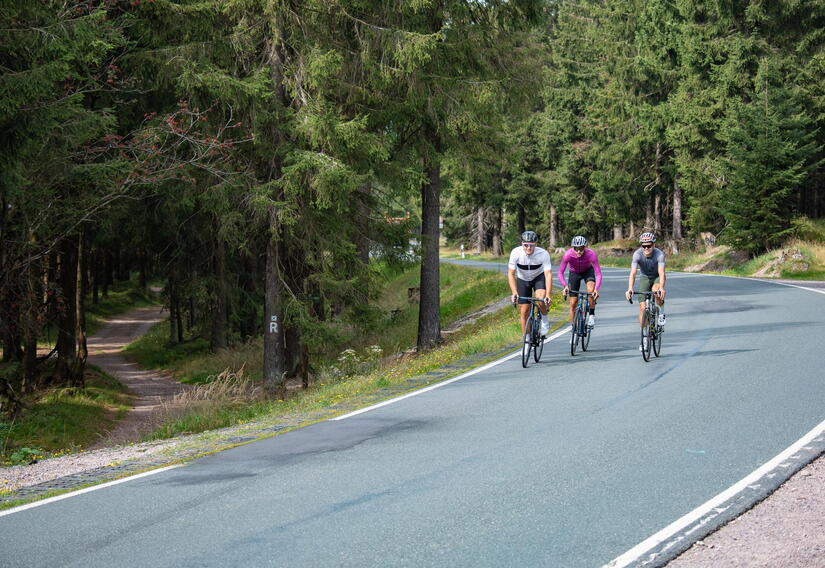 Radfahrer mit Gravelbike unterwegs auf einer Straße im Thüringer Wald