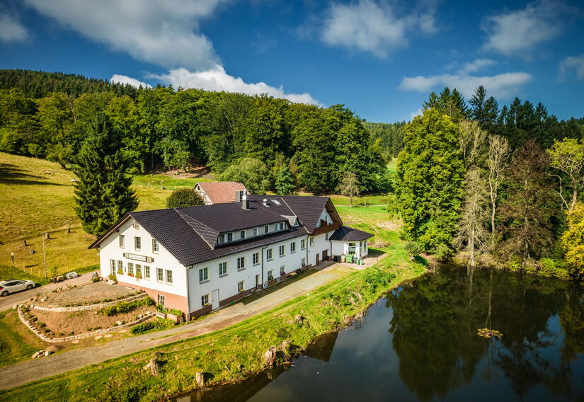 Hotel mit Teich und Wald