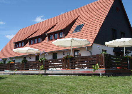 Terrasse mit Sonnenschirmen, dahinter das Café Ober der Eller