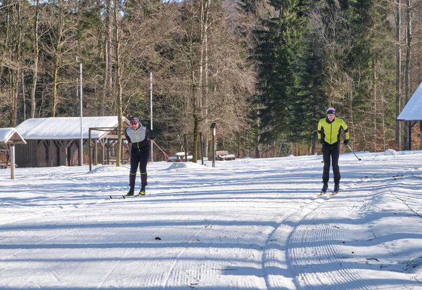 Zwei Skifahrer unterwegs auf der Kalte-Heide-Loipe in Brotterode