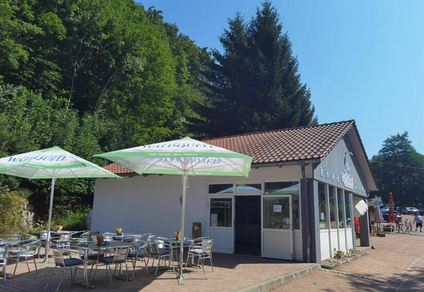 Gebäude mit Terrasse und Sonnenschirmen