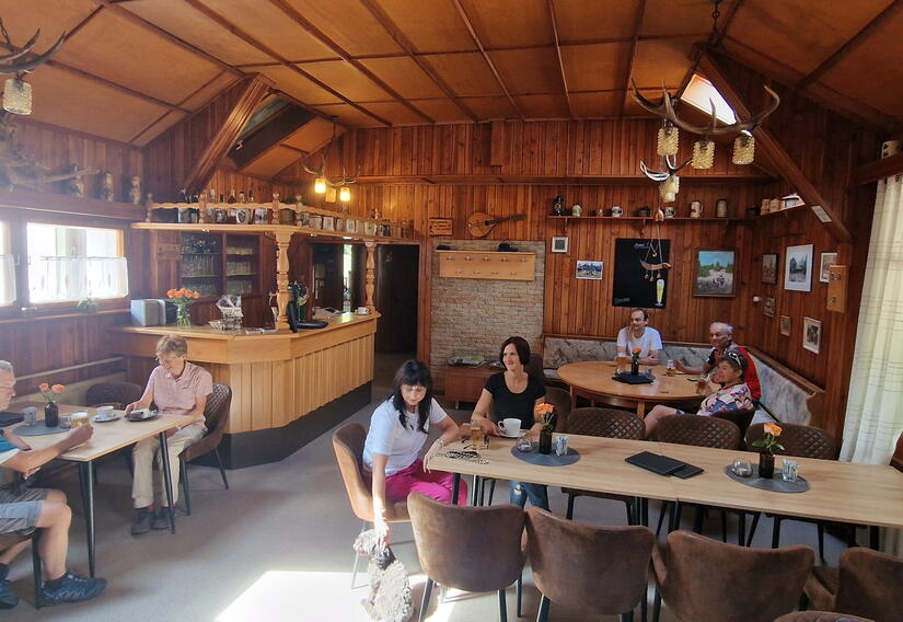 Gastraum mit Sitzgelegenheiten und Theke