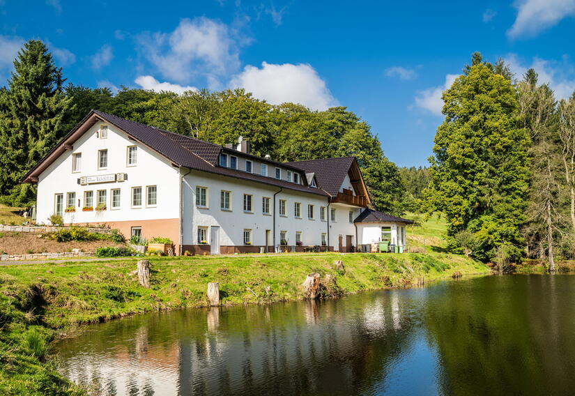 Hotel mit Teich und Wald