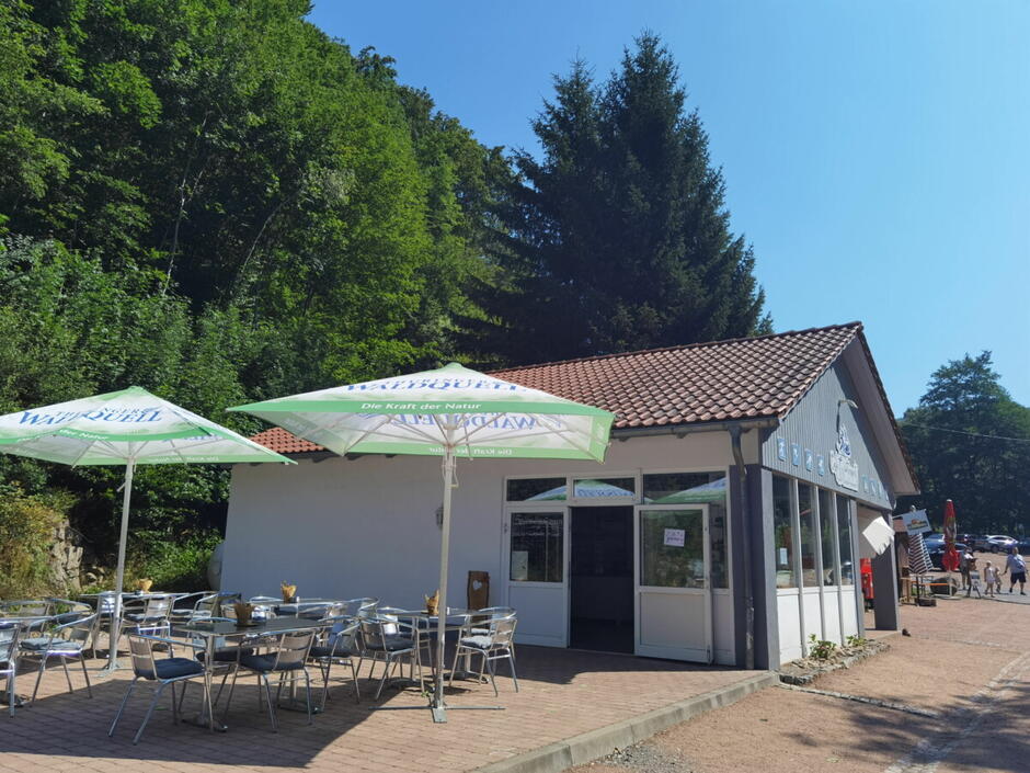 Café mit Terrasse und Sitzgelegenheiten mit Sonnenschirmen