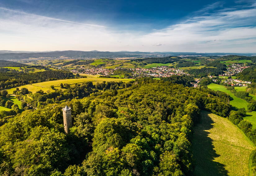 der Wallenburger Turm bei Trustetal aus der Vogelperspektive