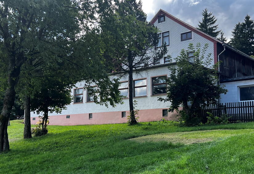 Gaststätte von aussen mit Bäumen