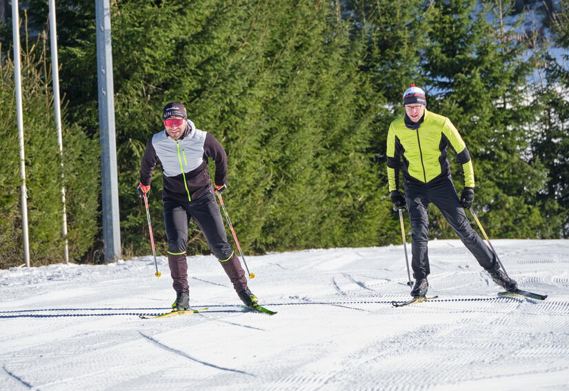 Zwei Skifahrer auf der Trainings-Loipe in der Werner-Lesser-Skiarena in Brotterode