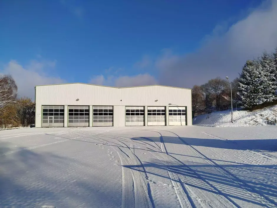 Außensicht der Lagerhalle im Winter
