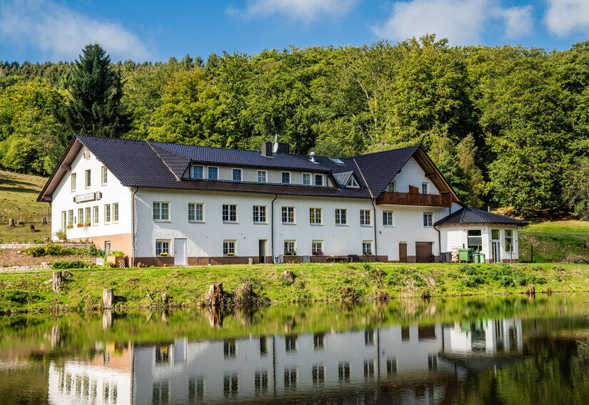 Hotel mit Teich und Wald