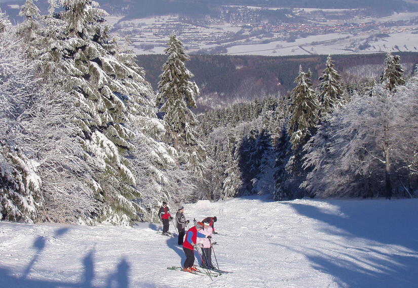 Familie auf Skiern am Inselsberg