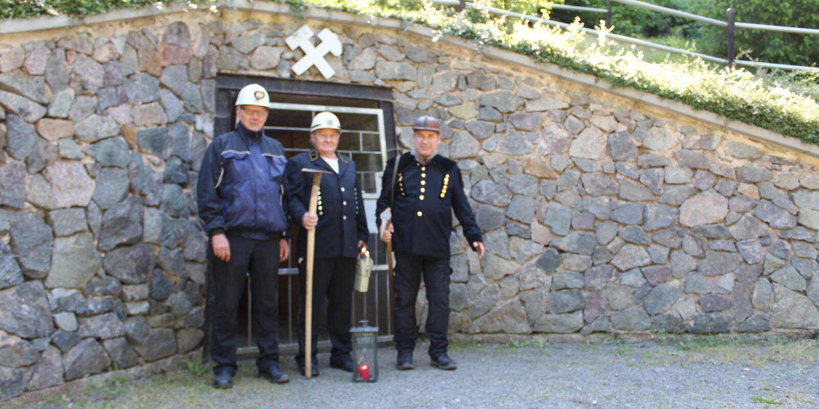 Eingang Bergwerksstollen mit Bergwerksführern