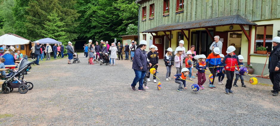 Gebäude mit großem Platz und Familien mit Kindern