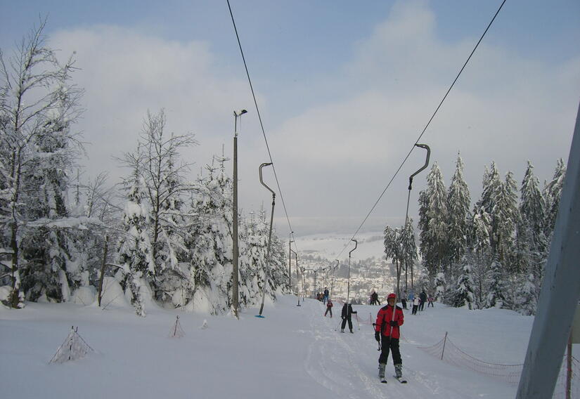 KInder am Abfahrtshang im Schnee