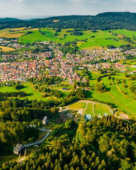 Inselbergschanze und Häuser von Brotterode