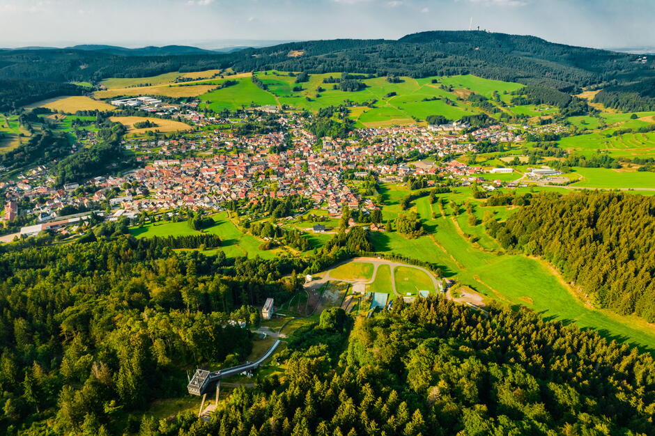 Inselbergschanze und Häuser von Brotterode