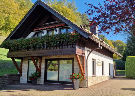 Ferienhaus mit Balkon im Grünen