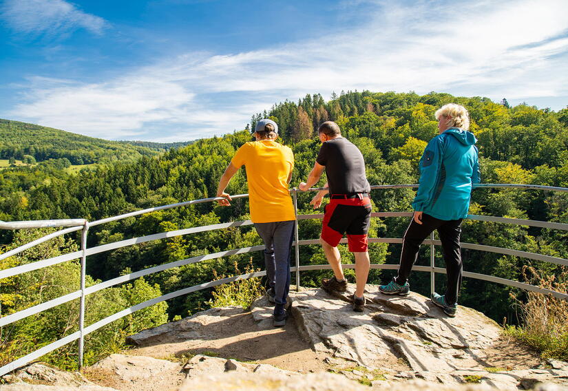 Wanderer am Aussichtspunkt am Trusetaler Wasserfall