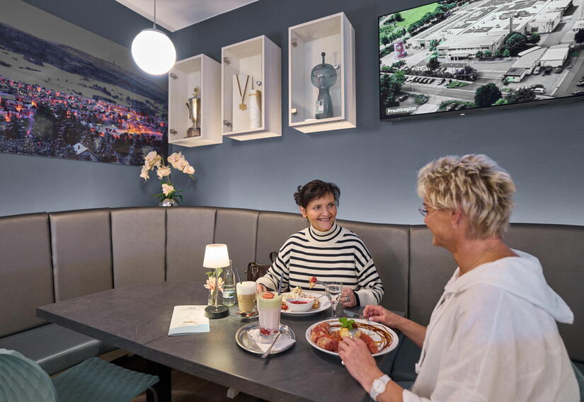 Innenbereich Café und Tisch mit Essen und Getränken