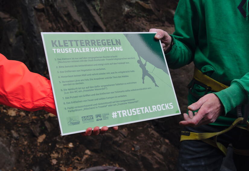 Schild mit den Kletterregeln im Bouldergebiet Trusetaler Hauptgang