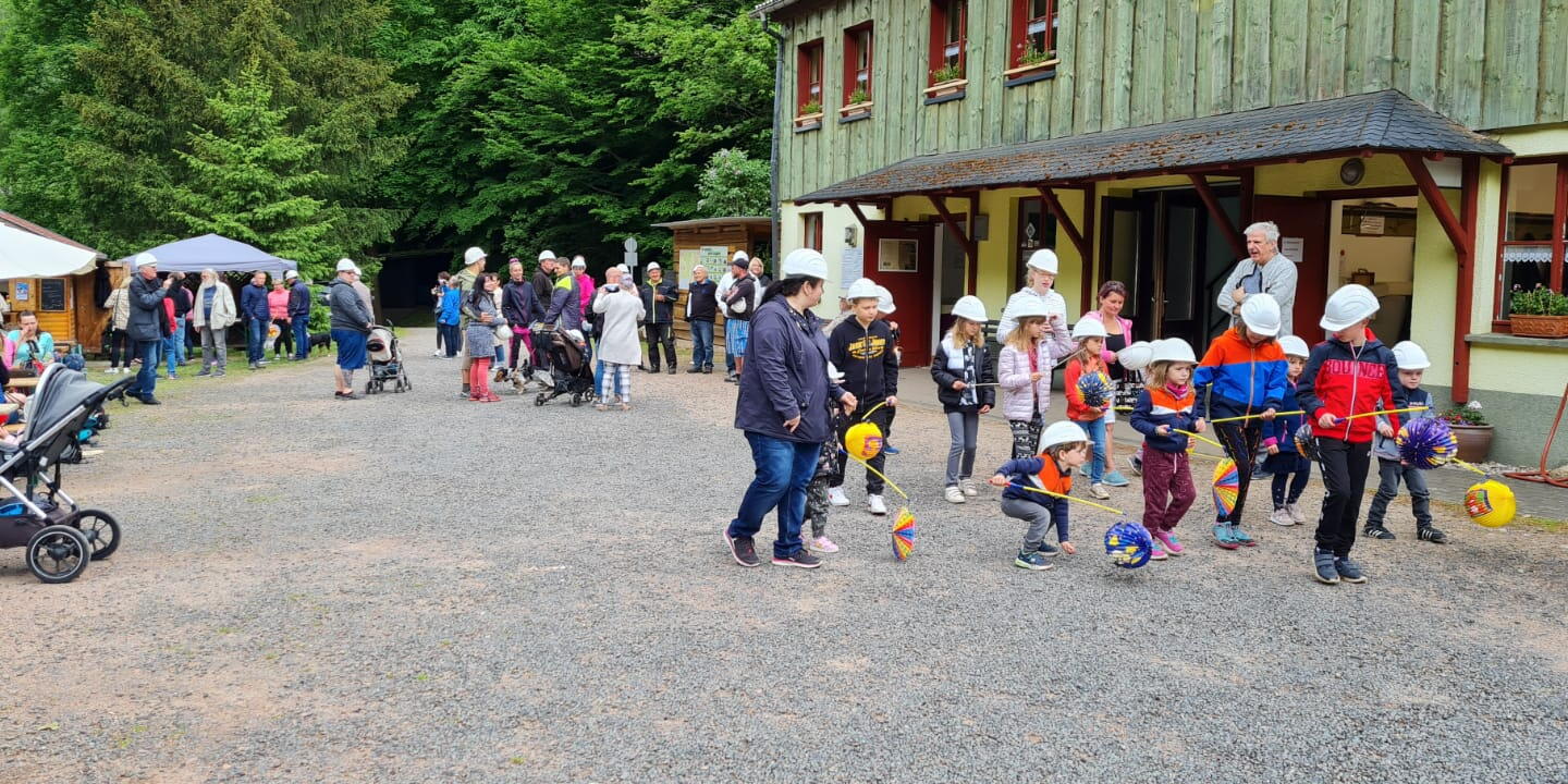 Gebäude mit großem Platz und Familien mit Kindern