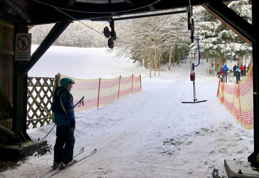 Skifahrer wartet am Skilift