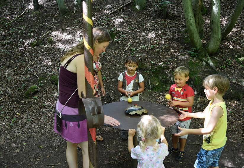 Klangpfad mit Kindern beim Musizieren