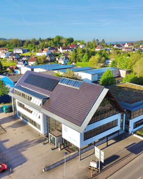 Hier ist das Rathaus von Brotterode-Trusetal aus der Vogelperspektive zu sehen.