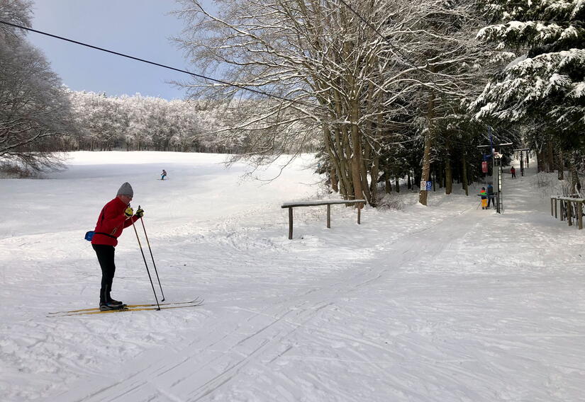 Skifahrer am Skilift im Winter