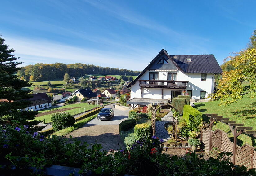 Blick vom Balkon in den Ort