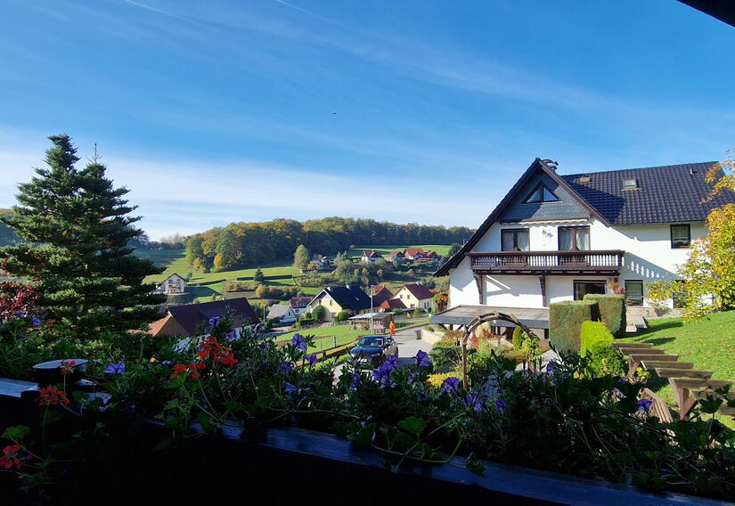 Blick vom Balkon des Ferienhauses auf den Ort