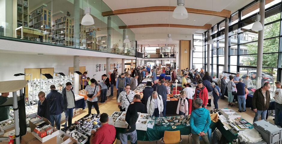 Bild vom Rathaussaal und vielen Besuchern der Börse