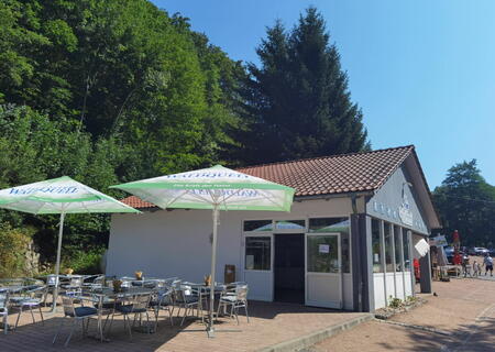 Gebäude mit Terrasse und Sonnenschirmen
