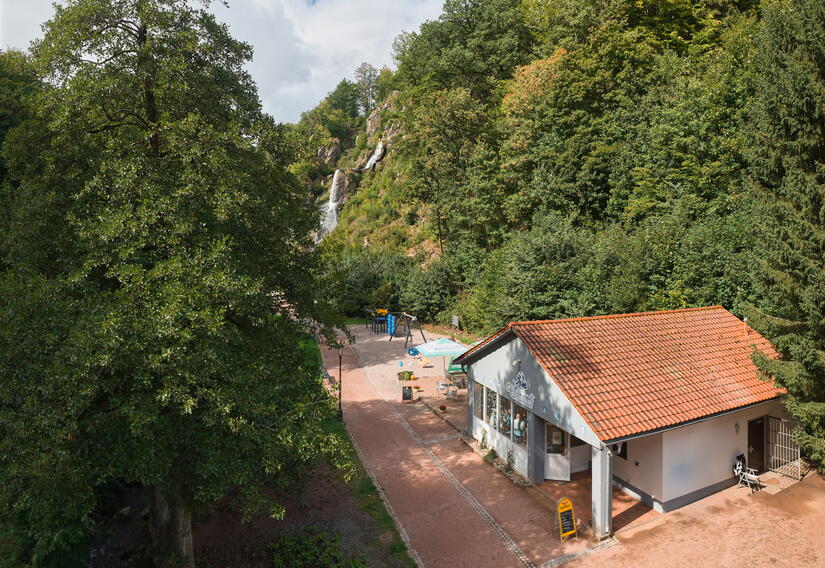 Aussenbereich Café mit Blick zum Wasserfall
