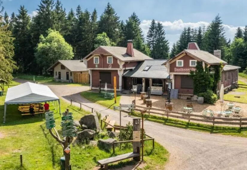 Gaststätte im Wald mit Biergarten