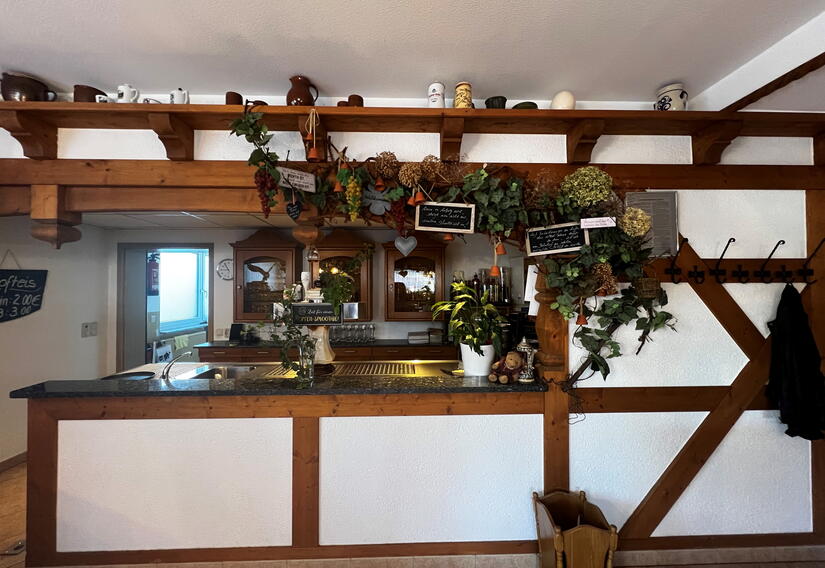 Theke mit Aussschank im Gastraum