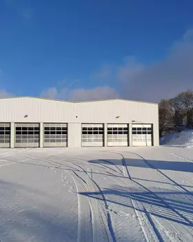 Außensicht der Lagerhalle im Winter