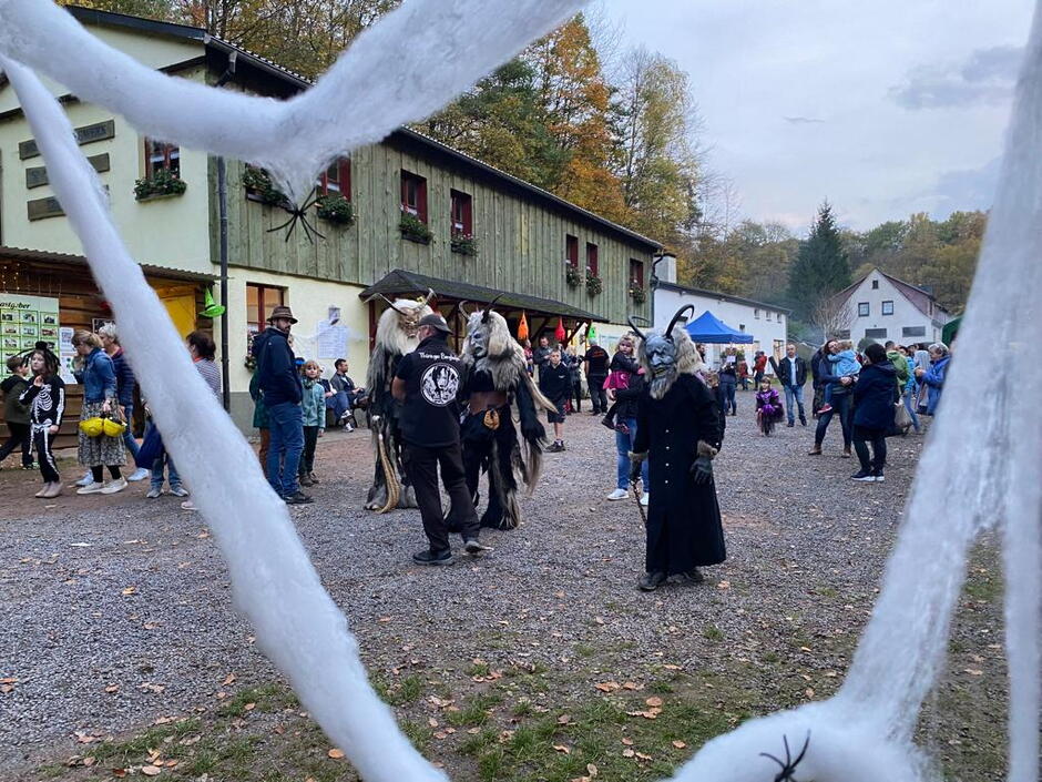 Platz vor Kasseneingang Besucherbergwerk mit Besuchern und verkleideten Personen
