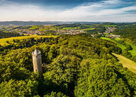 der Wallenburger Turm bei Trustetal aus der Vogelperspektive