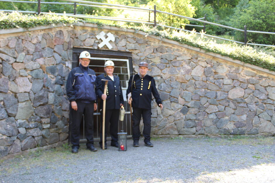 Eingang Bergwerksstollen mit Bergwerksführern